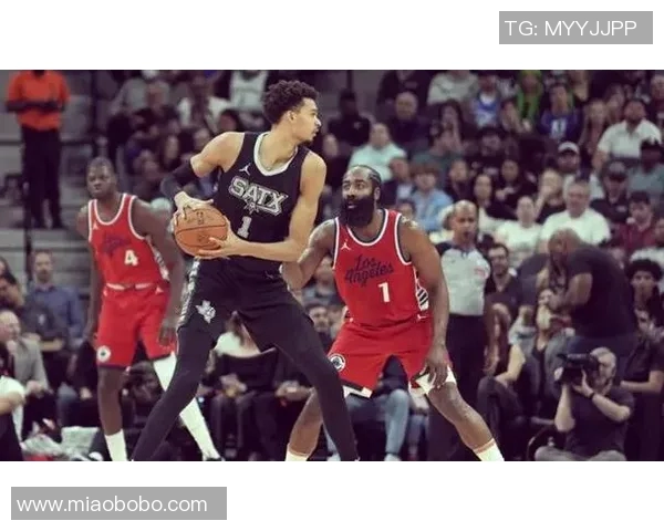 快船队胜马刺队,赛季终结在即 快船队胜马刺队,赛季终结在即