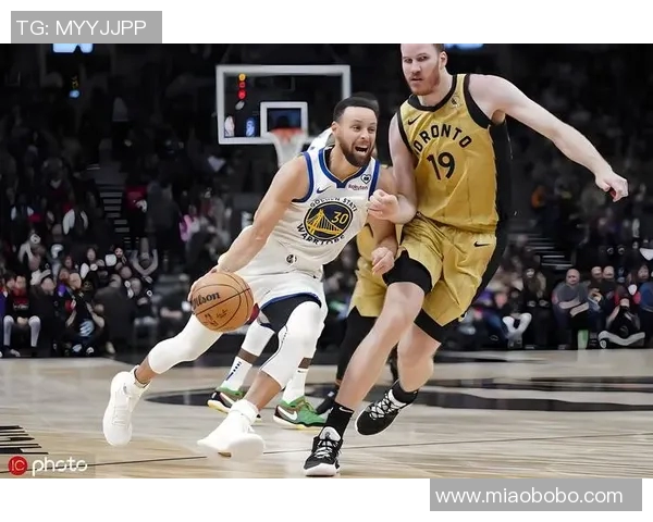 勇士客场大胜猛龙,库里再现神级表现豪取30+得分 勇士客场大胜猛龙,库里再现神级表现豪取30+得分